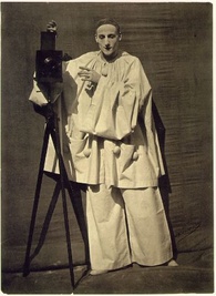 Надар. Мим Дебюро изображает Пьеро, вздумавшего стать фотографом. 1854-55 гг. 