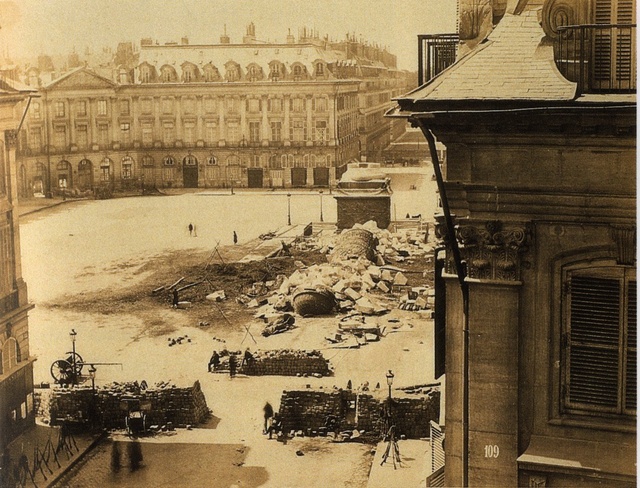 Диздери. Разрушенная колонна на Вендомской площади в Париже 
