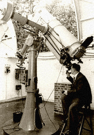 Фотографируя небо, астроном контролирует точность ведения телескопа.