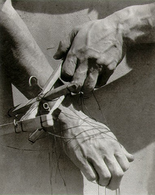 Руки кукловода. Фото Тины Модотти, 1929 г. © Tina Modotty