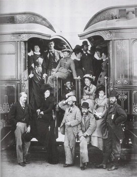 Неизвестный фотограф. Британские туристы, позирующие на фоне
Пульмановского спального вагона перед путешествием. 1876 г.