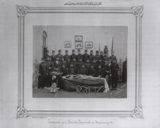 Абдулла Фререс. Студенты и преподаватели Гражданской медицинской школы в
Стамбуле со скелетом. 1880-93 гг.