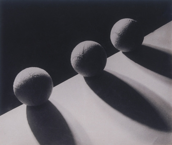 «Теннисные мячи». Фото Георгия Петрусова, конец 1930-х гг. © Георгий Петрусов / Галерея Алекса Лахманна, Кельн