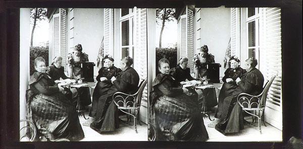 Пять женщин со стереоскопом.