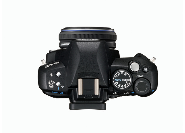 Камера Olympus E-420 с установленным объективом Zuiko Digital 25 мм
