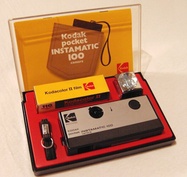 Карманная модель 1972 года Kodak Pocket Instamatic 100 в подарочной упаковке
