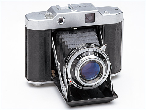 Модель Chrome Six RIIA, представленная в 1955 г., стала последней среднеформатной камерой Olympus.