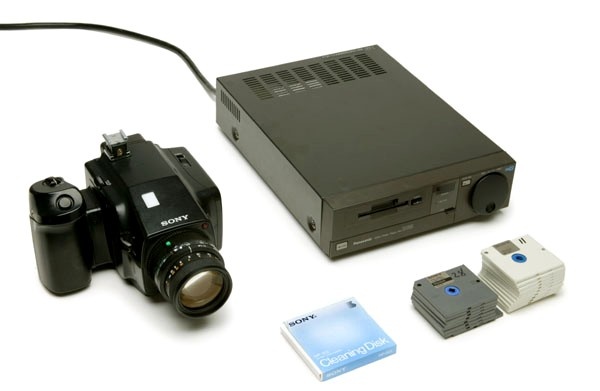 Sony ProMavica MVC-2000 поставлялась только на заказ в комплекте со специальным дисководом