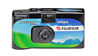 Специалистам Fujifilm первым пришла в голову идея выпустить одноразовый фотоаппарат