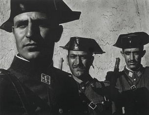 Фото У. Юджина Смита. Гражданская гвардия из серии "Испанская деревня". 1951г.