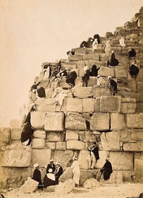 Фото Émile Béchard, Ascension de la grande pyramide (no 143), 1875 г. © Bibliothèque nationale de France [www.expositions.bnf.fr] (http://expositions.bnf.fr/veo/grands/098.htm)  