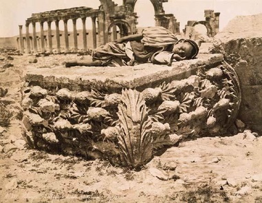 Фото Félix Bonfils, Palmyre. Sculpture d'un chapiteau. Syrie (no 397), 1870 г. © Bibliothèque nationale de France [www.expositions.bnf.fr] (http://expositions.bnf.fr/veo/grands/162.htm) 