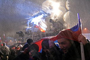 Москва, празднование победы Медведева «Нашими», 3 марта 2008. Привычка: если долго маячить перед людьми, на вас перестанут обращать внимание. © Борислав Козловский