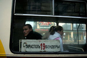 Тирасполь, Приднестровье, март 2008. За стеклом: вы — видите, вас не видят. © Борислав Козловский