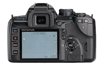 Внешне камеры Olympus E-510 и пришедшая ей на смену модель E-520 практически не отличаются, и лишь сравнивая их бок о бок, можно увидеть, что новинка имеет больший по размеру жидкокристаллический дисплей.