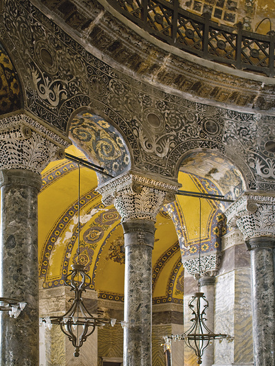 Снимать без штатива темные интерьеры Храма
Святой Софии в Стамбуле помог стабилизатор Mega OIS