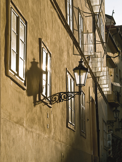 На старинных улочках Праги. Чтобы подчеркнуть
настроение сюжета, кадр тщательно компоновался на экране в режиме Live View