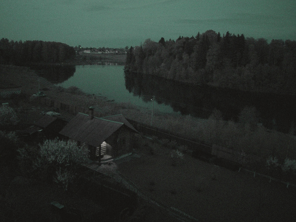 В режиме NightShot характерный зеленоватый
оттенок придает фотографиям сходство с живописными работами Куинджи