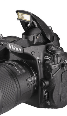 В отличие от нынешнего флагмана Nikon D3 камера
Nikon D700 имеет встроенную вспышку, что дает к тому же возможность недорогой синхронизации
удаленных вспышек