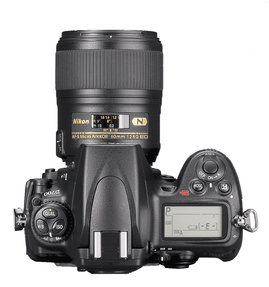 Камера выполнена практически в том же конструктиве, что и полукадровая модель Nikon D300