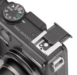 Кроме мощной собственной вспышки, можно подключать современные внешние вспышки Nikon Speedlight