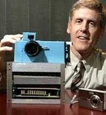 1975 г., прототип первой цифровой фотокамеры камеры Kodak в руках у инженера Стива Сассона.
