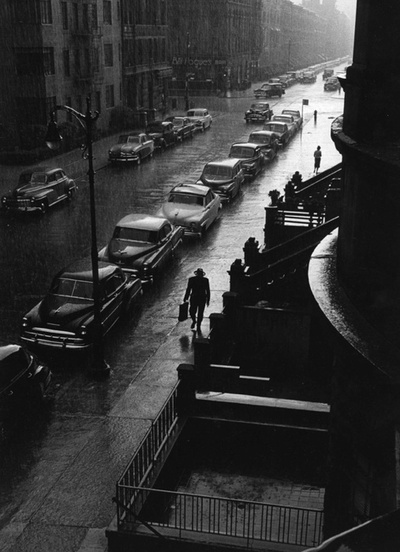 Copyright Ruth Orkin. Человек под дождем, Нью-Йорк, 1952.