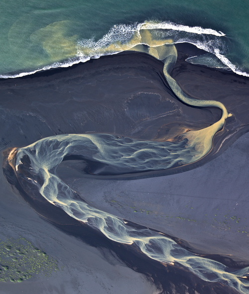 Любительская категория: пейзаж, 1 место. Андрей Ермолаев, «Исландский вулкан в речной проекции».