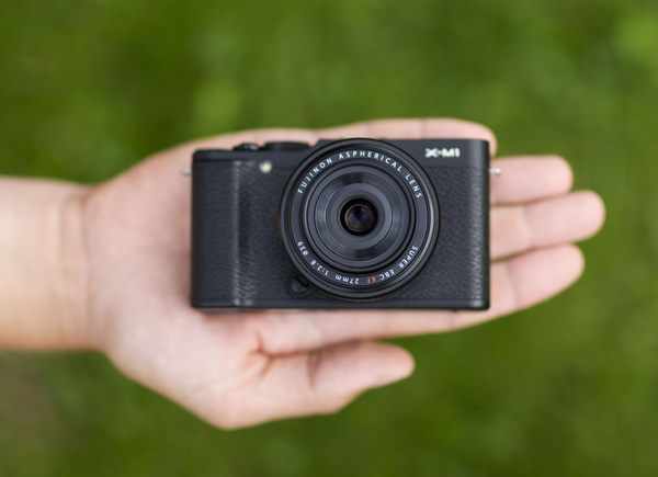 С объективом-блинчиком Fujifilm X-M1 превращается в карманный фотоаппарат