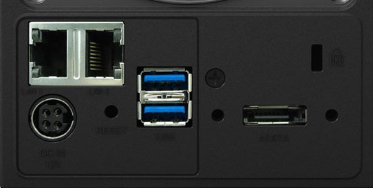 NAS оснащен множеством быстрых портов расширения - от eSATA до USB 3.0 на передней и задней панелях