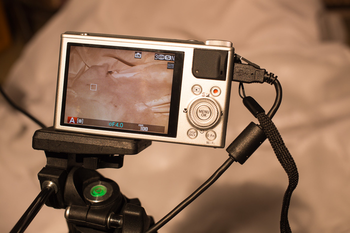 Fujifilm XQ1 — одна из немногих камер, позволяющих одновременно снимать и заряжать аккумулятор