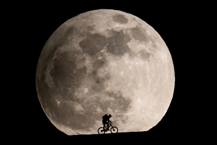 Велосипедист и Луна © Philipp Schmidli
