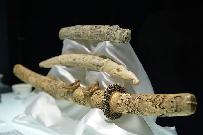 Женские мечи в ножнах из слоновой кости