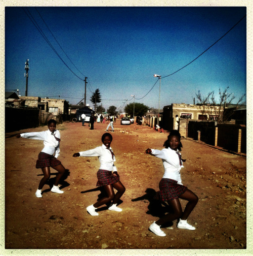 Девушки репетируют танец прямо на дороге.  © Charlie Shoemaker