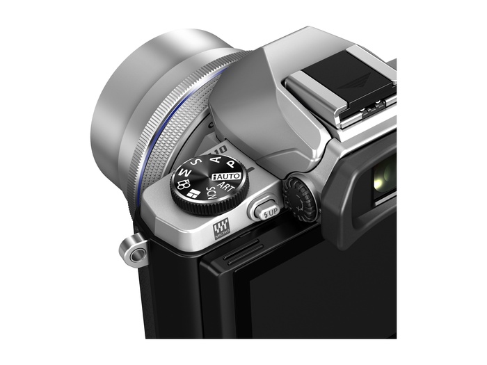Наградив камеру встроенным видоискателем, разработчики не реализовали в ней аксессуарный порт: ведь чаще всего он применяется фотографами как раз для установки видоискателя