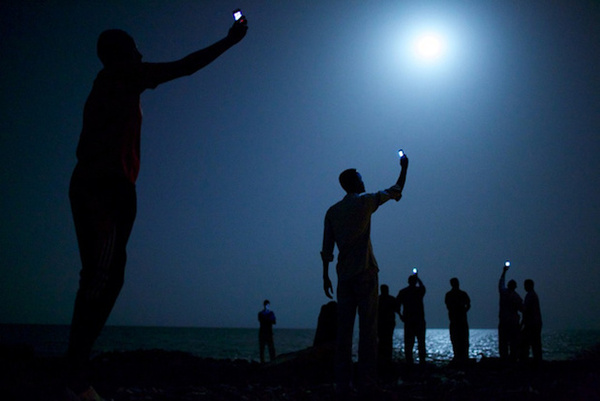 Африканские мигранты ловят сигнал © John Stanmeyer