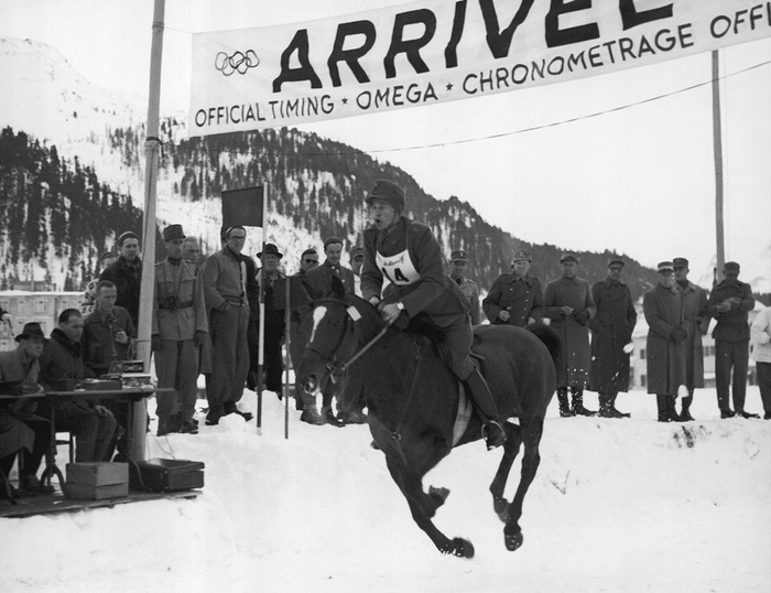 Швед Густав Аллен Линд проходит финишную черту в соревнованиях по пятиборью. 1948 год