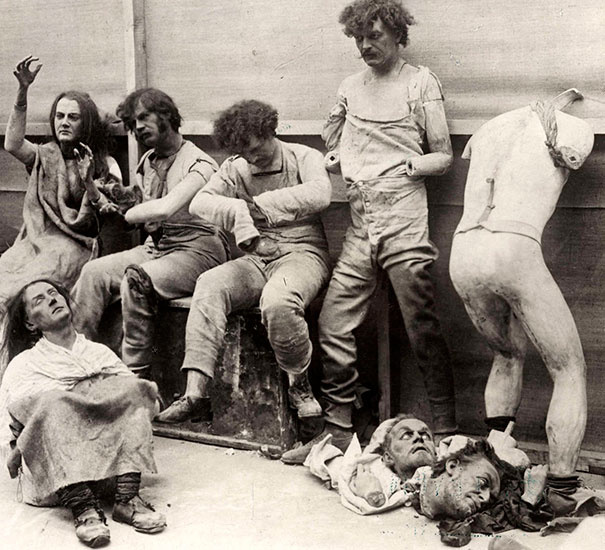 Поврежденные пожаром фигуры из музея мадам Тюссо. Лондон ,1930г.