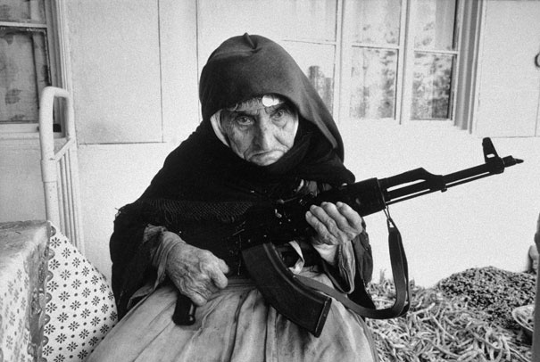 106-летняя армянка охраняет свой дом, 1990г.