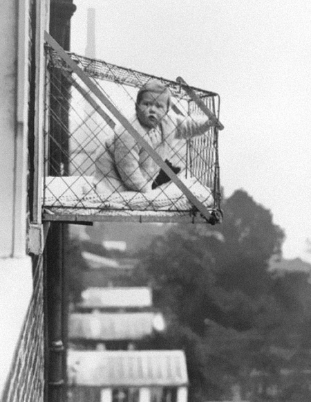 Заоконная клетка для выгуливания ребенка, 1937г.
