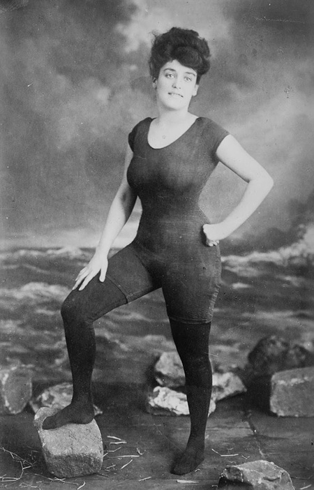 Аннет Келлерман выступает за право женщин носить облегающий слитный купальник, 1907 г. Позже она была арестована за непристойное поведение.