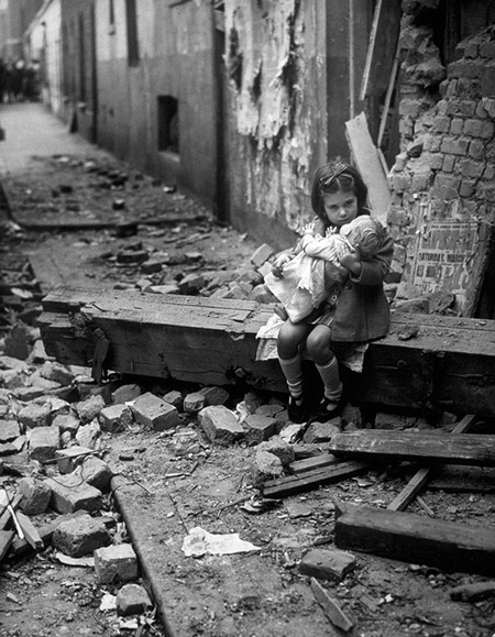 Девочка в руинах своего дома после бомбежки. Лондон, 1940г.