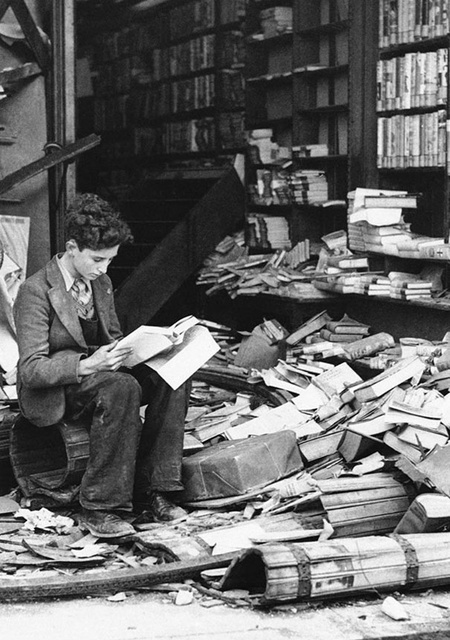 Разрушенная книжная лавка в Лондоне, 1940г.
