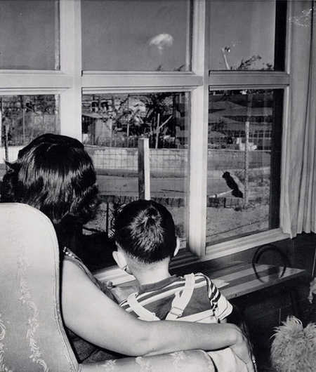 Мама и сын любуются ядерным грибом, Лас-Вегас, 1953г.