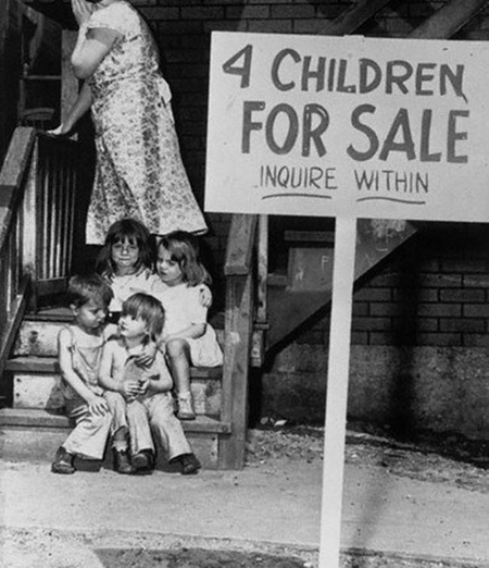 Мать пытается продать своих детей. Чикаго, 1948г.