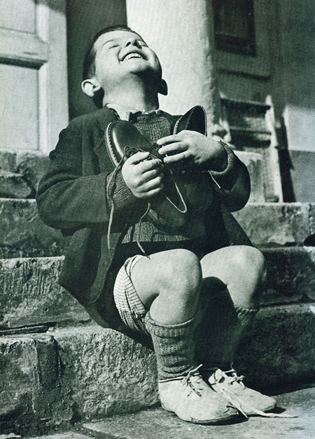 Австрийский мальчик и его новые ботинки во время второй мировой войны.