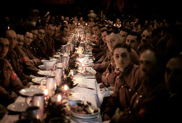 Офицеры гитлеровской армии на Рождественском ужине, 1941г.