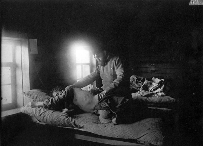 Доктор Решетилов осматривает больного сыпным тифом Кузьму Кашина в селе Накрусове 1891-1892 гг. Негатив 18х24 см