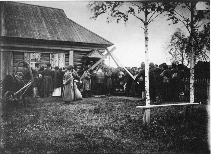Раздача хлеба в ссуду крестьянам в городе Княгинине 1891-1892 гг. Негатив 18х24 см