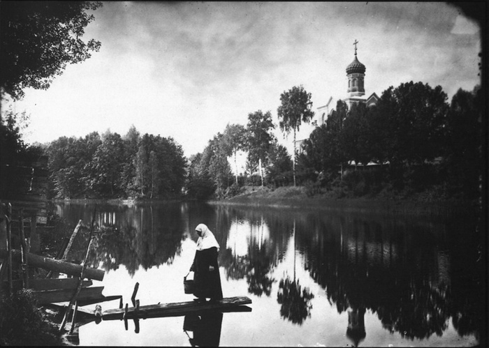 Серафимо-Понетаевский женский монастырь. Вид на монастырский пруд и Больничную церковь. Негатив 18х24 см